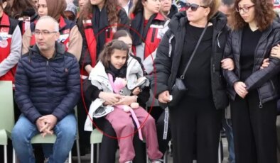 Şehit babasını oyuncağına sarılarak bekledi
