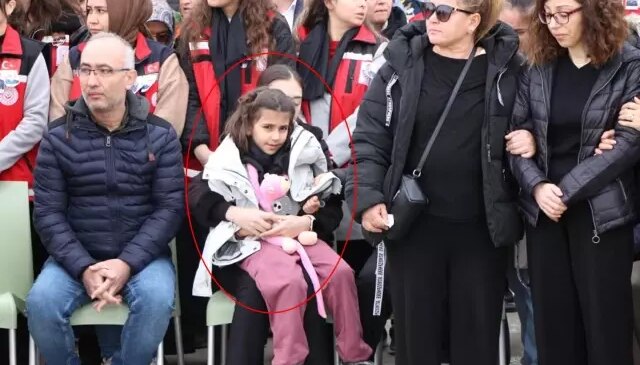 Şehit babasını oyuncağına sarılarak bekledi