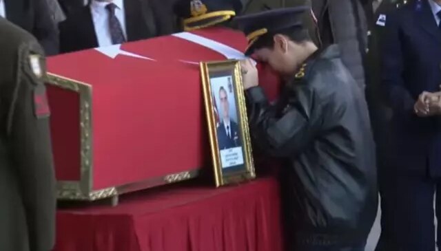 Şehit Pilot Yarbay Gökhan Korkmaz’ın oğlu babasını ebediyete böyle uğurladı