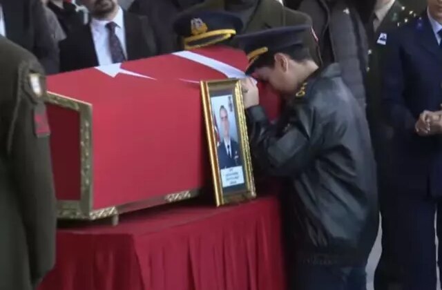Şehit Pilot Yarbay Gökhan Korkmaz’ın oğlu babasını ebediyete böyle uğurladı
