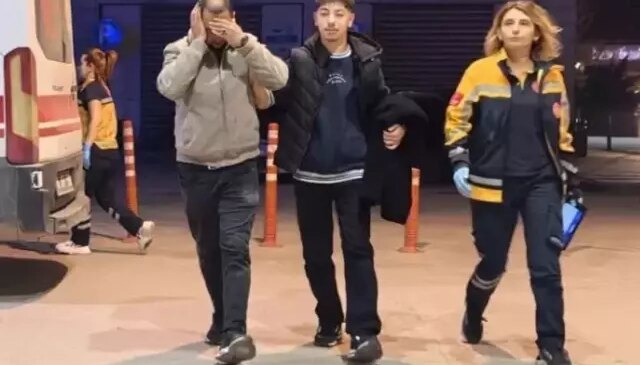 Şişede durduğu gibi durmadı, düştü, kulağı koptu