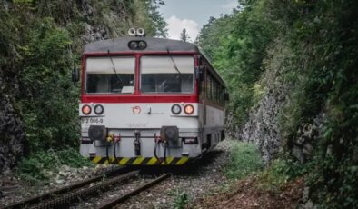 Slovakya’da 2 yolcu treni çarpıştı: 30 yaralı