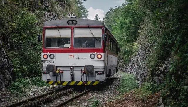 Slovakya’da 2 yolcu treni çarpıştı: 30 yaralı