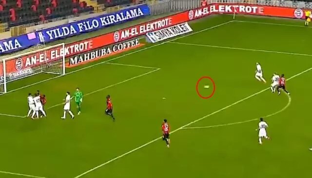 Süper Lig’de ilginç anlar! Herkes kavgayı ayırırken o hücum edip gol attı