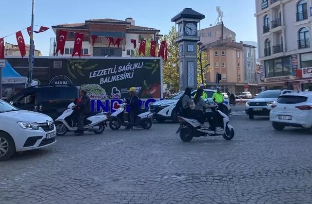 Sürekli depremle sarsılan Sındırgı’ya acil uyarı: Kırık ilerliyor, ilçe taşınmalı