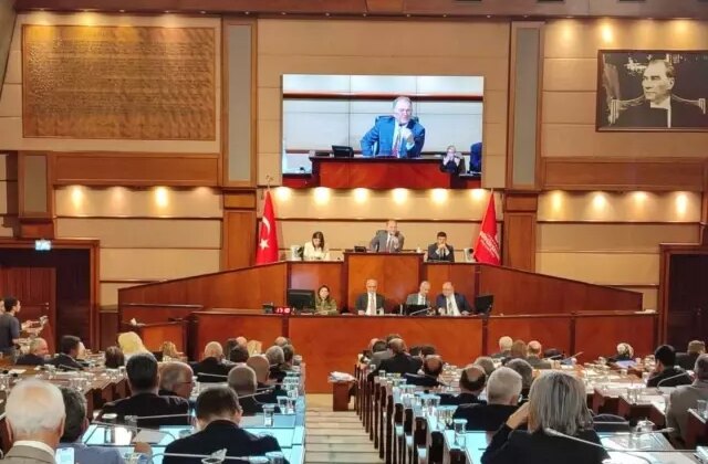 Tansiyon bir anda yükseldi! İBB Meclisi’nde “iddianame” gerginliği