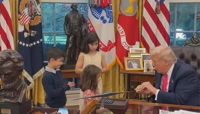 Trump’tan Oval Ofis’te çocuklara cömert hediyeler