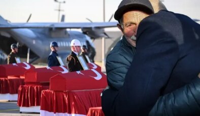 Türkiye, 20 şehidini uğurluyor! Törende yürek yakan görüntü