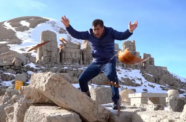 Türkücü Aydın Aydın yapay zekaya savaş açıp sazını taşa vurup kırdı