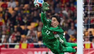 Uçan kaçanı kurtaran Altay Bayındır aldığı haberle yıkıldı