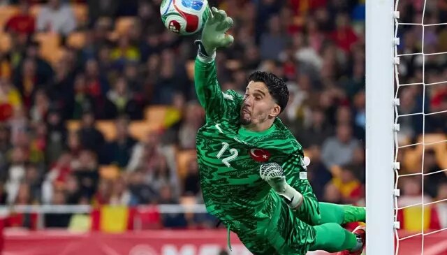 Uçan kaçanı kurtaran Altay Bayındır aldığı haberle yıkıldı