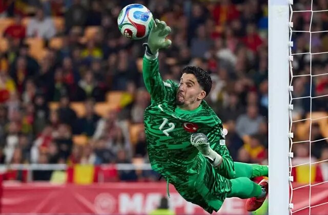 Uçan kaçanı kurtaran Altay Bayındır aldığı haberle yıkıldı