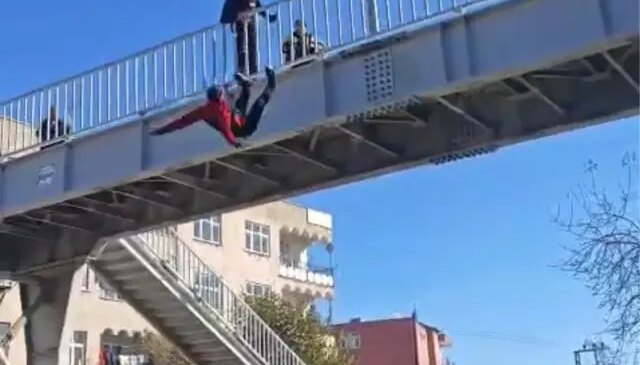 Kameralar kayıttaydı! Herkesin gözü önünde kendini aşağıya bıraktı