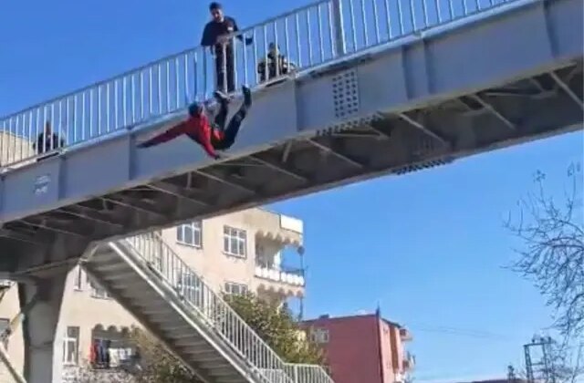 Kameralar kayıttaydı! Herkesin gözü önünde kendini aşağıya bıraktı