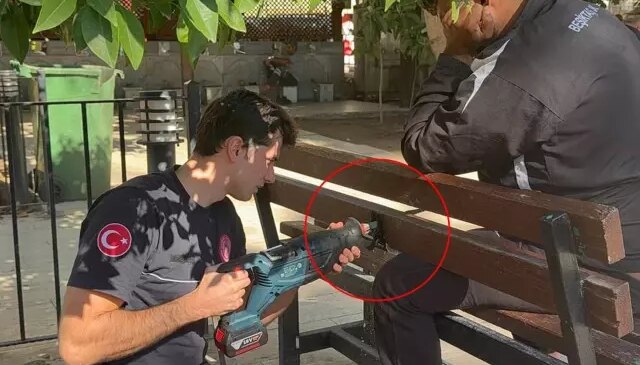 Uyurken bacağı banka sıkışan adamı itfaiye kurtardı