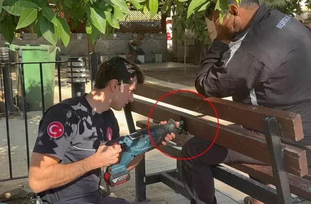 Uyurken bacağı banka sıkışan adamı itfaiye kurtardı