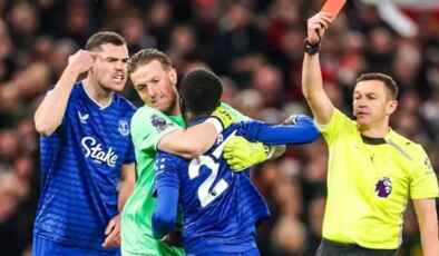 Yaşadığı tartışma sonucu milyonların izlediği maçta takım arkadaşına tokat attı