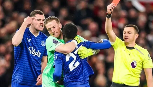 Yaşadığı tartışma sonucu milyonların izlediği maçta takım arkadaşına tokat attı