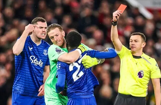 Yaşadığı tartışma sonucu milyonların izlediği maçta takım arkadaşına tokat attı