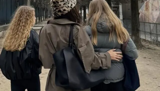 Yasemin Ergene’nin kızları Paris’te göz kamaştırdı: Boyları anneyi hızla yakalıyor!