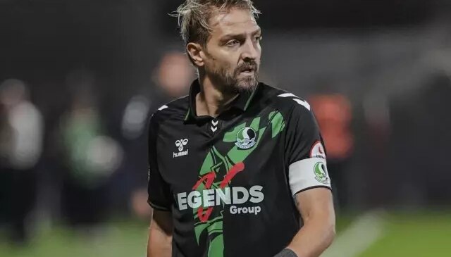 Yine Caner Erkin yine olay! Bakın bu kez neden kırmızı kart gördü