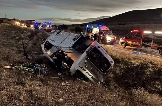 Yolcu otobüsü şarampole devrildi! Ölü ve yaralılar var
