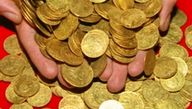 Yüzme havuzu kazarken hayatı değişti! Bir kürek darbesiyle servet buldu