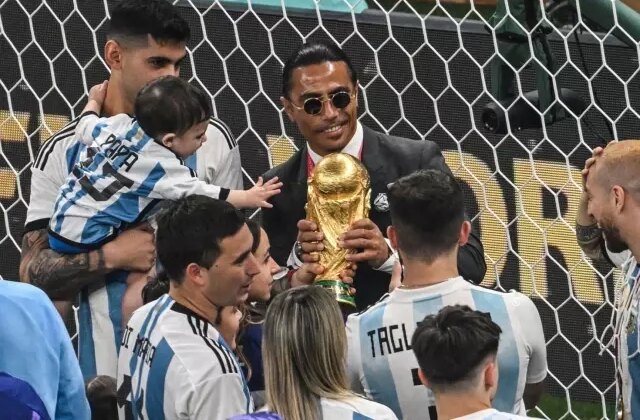 2022 yılında Arjantin’in şampiyonluk kutlamalarına izinsiz şekilde dahil olan Nusret kriz çıkardı