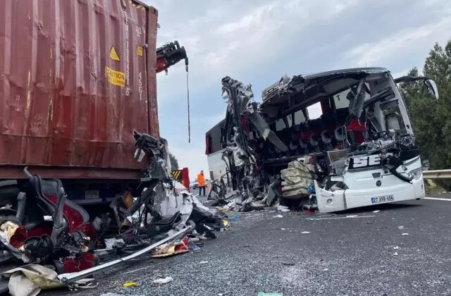 7 kişinin öldüğü otobüs kazası nasıl oldu? Vali kahreden detayı açıkladı