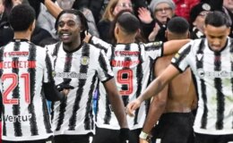 80 bin nüfuslu bir kasabanın takımı St. Mirren, Celtic’i yenerek şampiyon oldu