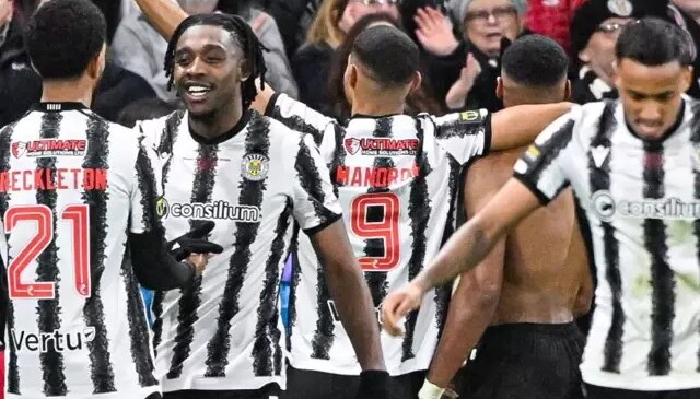 80 bin nüfuslu bir kasabanın takımı St. Mirren, Celtic’i yenerek şampiyon oldu