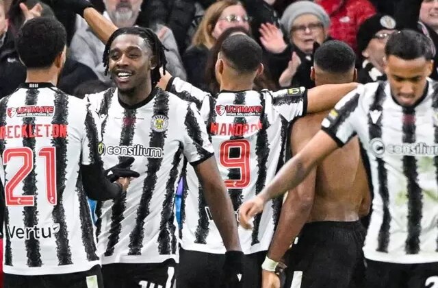 80 bin nüfuslu bir kasabanın takımı St. Mirren, Celtic’i yenerek şampiyon oldu