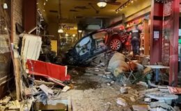 90 yaşındaki sürücü son sürat kahve dükkanına daldı