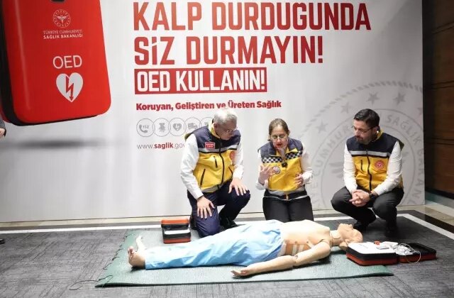 Acil müdahalede yeni dönem: Havaalanları ve AVM’lere otomatik şok cihazı geliyor