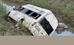 Adana’da minibüs kanala devrildi: 18 yaralı
