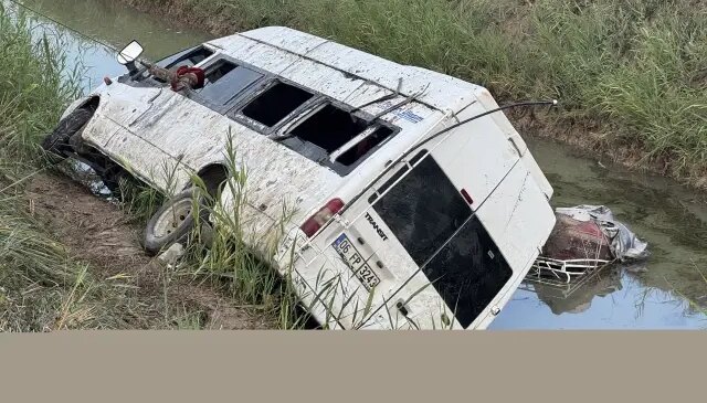 Adana’da minibüs kanala devrildi: 18 yaralı