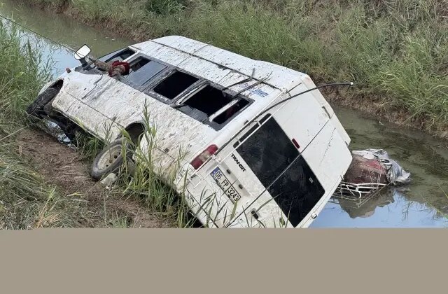 Adana’da minibüs kanala devrildi: 18 yaralı