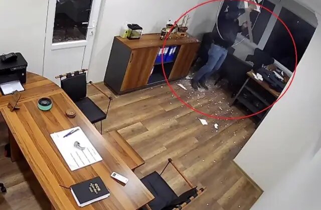 Adımını attığı gibi alt kata düştü! Yürekleri ağza getiren kaza kamerada