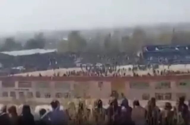 Afganistan’da 13 yaşındaki çocuk, ailesinin katilini binlerce kişinin önünde infaz etti