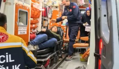 Çığlıkları sokağı inletti! Hamile kadını darbedip kapıya attılar