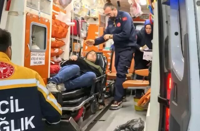 Çığlıkları sokağı inletti! Hamile kadını darbedip kapıya attılar