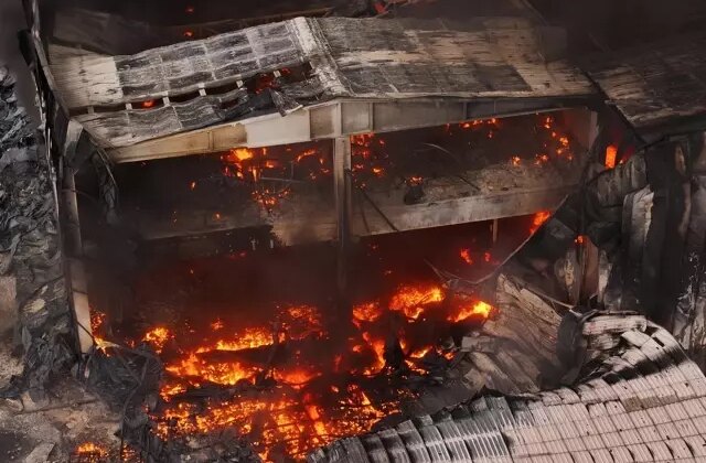 Alev alev yanan fabrika küle döndü! Biri bitmeden diğeri başladı