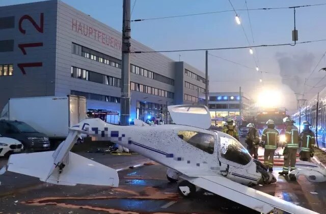 Almanya’da küçük uçak caddeye zorunlu iniş yaptı