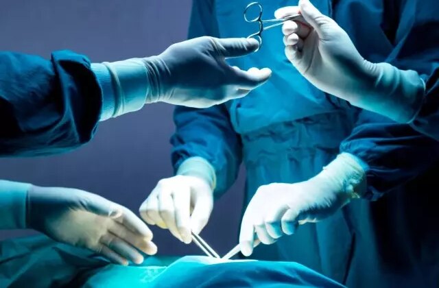 Ameliyat yaptığı sırada kalp krizi geçiren doktor hayatını kaybetti