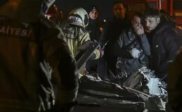 Kazayı gören dondu kaldı!! Otomobil tırın altına girdi: 2 ölü, 1 ağır yaralı