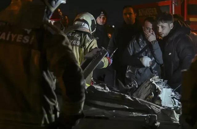 Kazayı gören dondu kaldı!! Otomobil tırın altına girdi: 2 ölü, 1 ağır yaralı