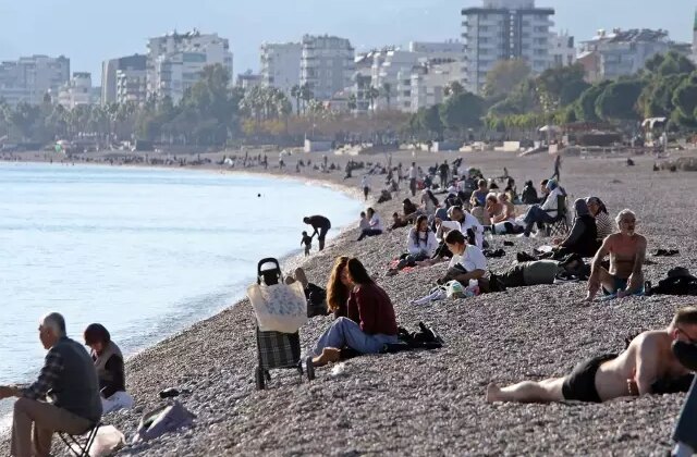 Antalya’da bir günde iki mevsim! Gündüz denize giren akşam soba yakıyor