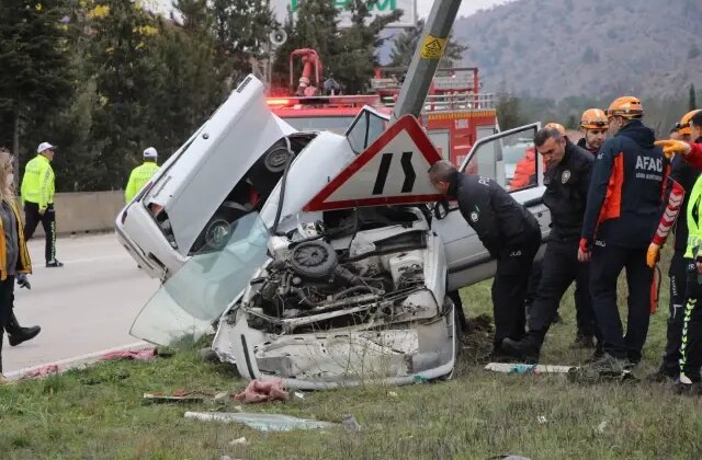 Araç direğe ok gibi saplandı! Genç avukat duruşma yolunda feci şekilde can verdi