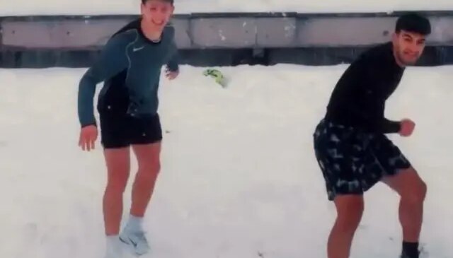 Arda Güler ve Yiğit Efe Demir, -4 dereceye aldırış etmeden karda futbol oynadı