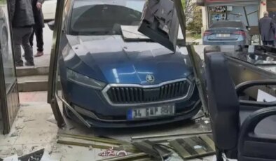Arnavutköy’de akılalmaz kaza! Araba berber dükkanına daldı